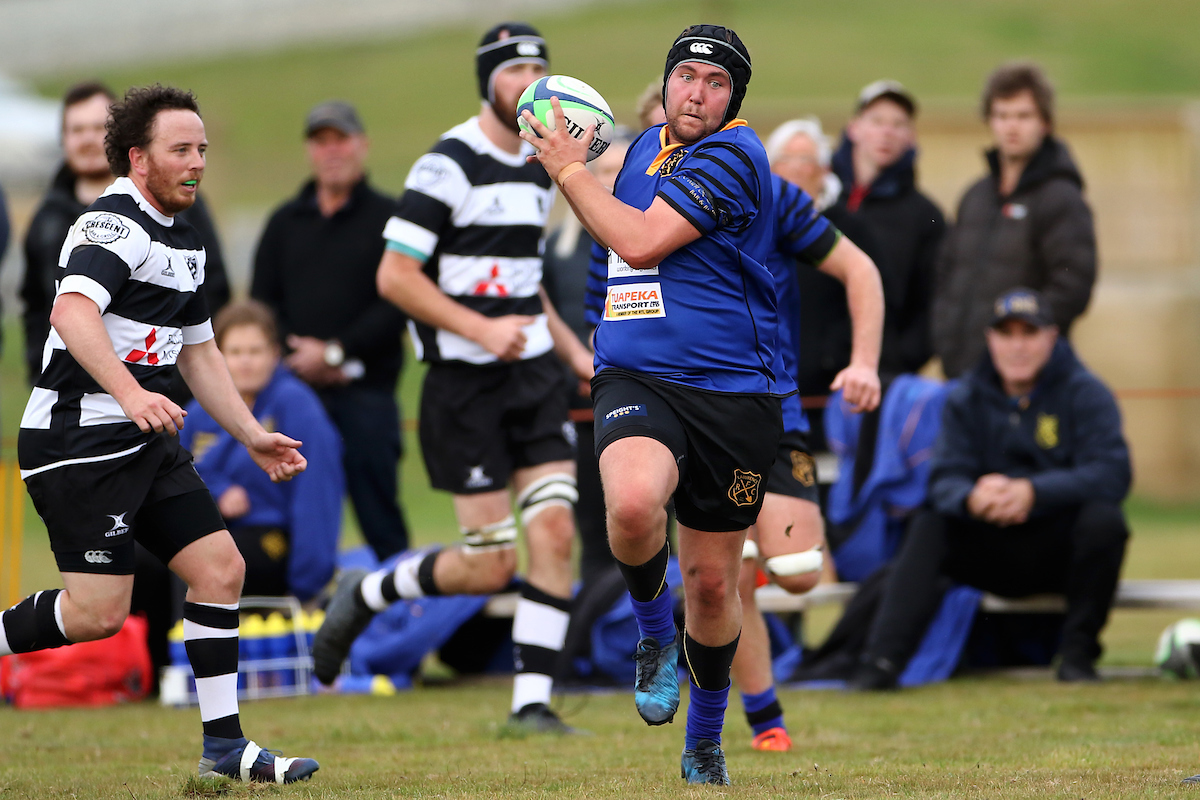 Max Homer of Lawrence gathers in a loose ball during the club rugby match between Lawrence and Crescent played in Lawrence on Saturday 23rd April, 2022. © John Caswell / http://www.caswellimages.com